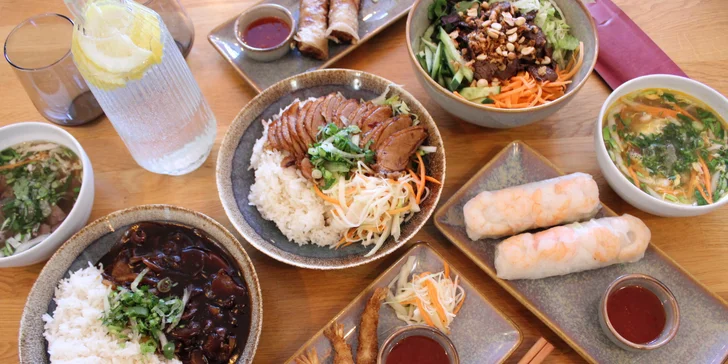 Tříchodové menu pro dva: závitky či krevety, polévka i křupavá kachna nebo restované hovězí