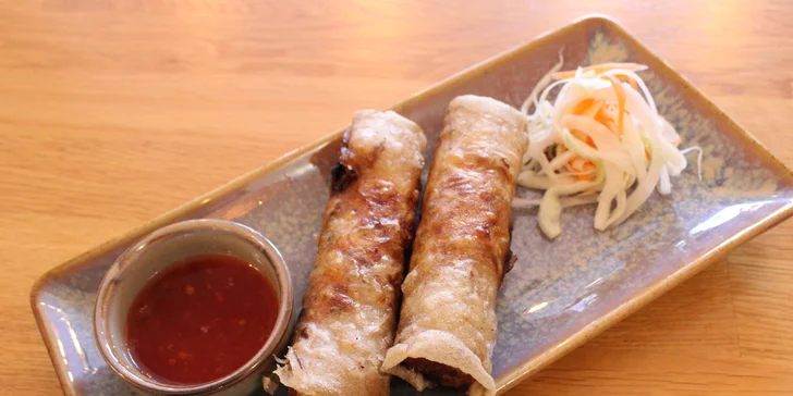 Tříchodové menu pro dva: závitky či krevety, polévka i křupavá kachna nebo restované hovězí
