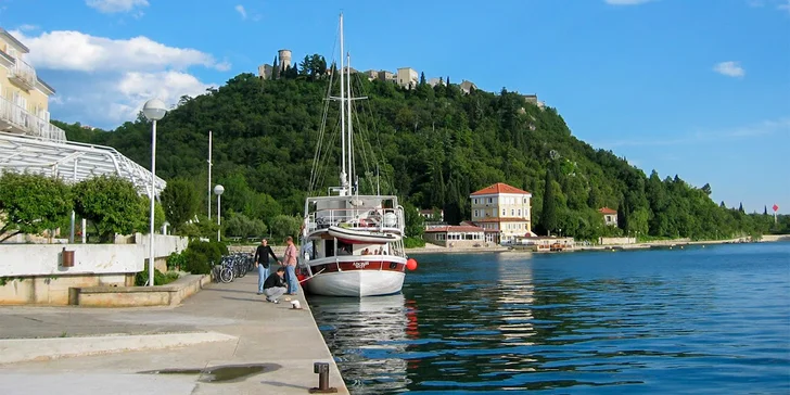 Chorvatská dovolená na ostrově Krk: polopenze, hotel 50 m od moře, sportovní aktivity