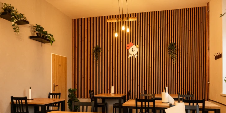 Smažená křídla či stripsy nebo burgery, přílohy a nápoje pro 2 osoby