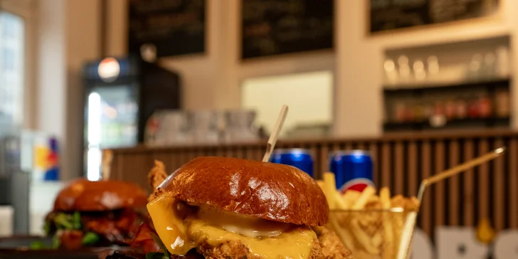 Smažená křídla či stripsy nebo burgery, přílohy a nápoje pro 2 osoby