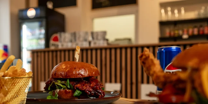 Smažená křídla či stripsy nebo burgery, přílohy a nápoje pro 2 osoby