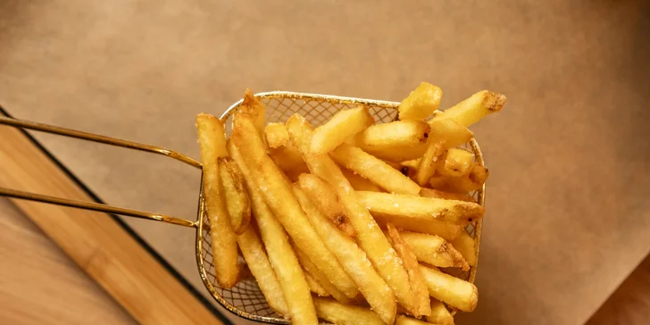 Smažená křídla či stripsy nebo burgery, přílohy a nápoje pro 2 osoby