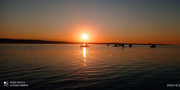 Ranní pádlování na Brněnské přehradě: zapůjčení paddleboardu či kajaku pro 1-2 osoby
