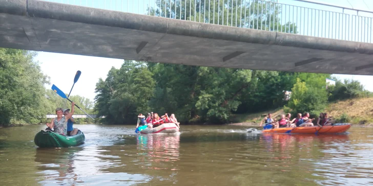 Plavby Brnem po řece Svratce: zapůjčení kánoe, kajaku nebo raftu až pro 8 osob