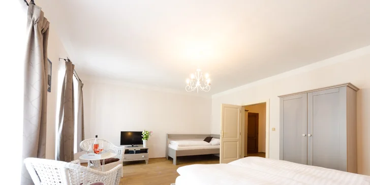 Ubytování jen pár kroků od krumlovského zámku: na výběr apartmán i pokoj s terasou