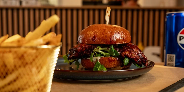 Smažená křídla či stripsy nebo burgery, přílohy a nápoje pro 2 osoby