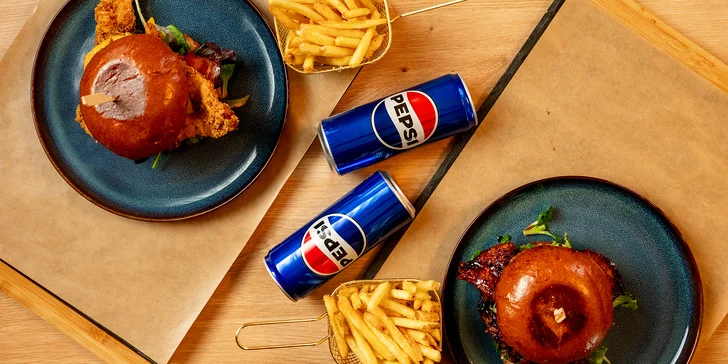 Smažená křídla či stripsy nebo burgery, přílohy a nápoje pro 2 osoby