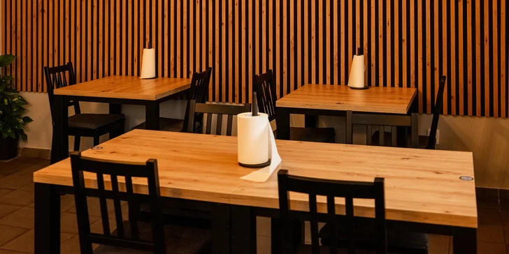 Smažená křídla či stripsy nebo burgery, přílohy a nápoje pro 2 osoby
