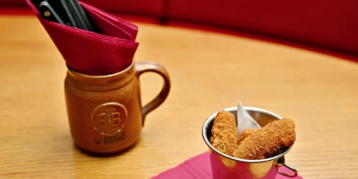 Degustační grill menu pro dva: žebírka, křidélka, přílohy i omáčky