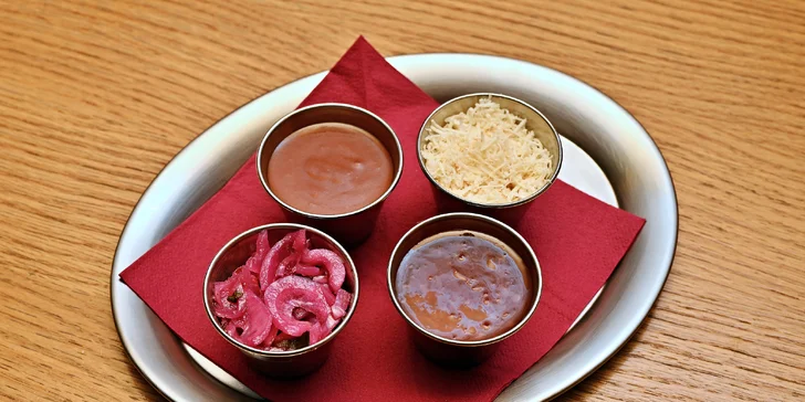 Degustační grill menu pro dva: žebírka, křidélka, přílohy i omáčky
