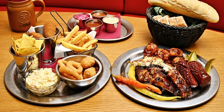 Degustační grill menu pro dva: žebírka, křidélka, přílohy i omáčky