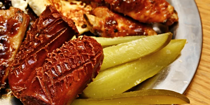 Degustační grill menu pro dva: žebírka, křidélka, přílohy i omáčky