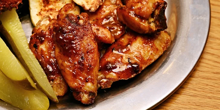 Degustační grill menu pro dva: žebírka, křidélka, přílohy i omáčky