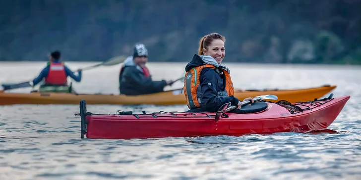 Ranní pádlování na Brněnské přehradě: zapůjčení paddleboardu či kajaku pro 1-2 osoby