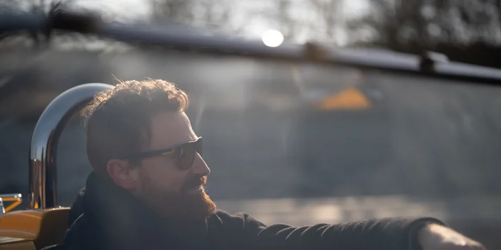 Pohodová vyjížďka: zapůjčení dvoumístného kabrioletu Roadster Kaipan 14 na 2 hod. i víkend