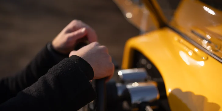 Pohodová vyjížďka: zapůjčení dvoumístného kabrioletu Roadster Kaipan 14 na 2 hod. i víkend