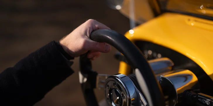 Pohodová vyjížďka: zapůjčení dvoumístného kabrioletu Roadster Kaipan 14 na 2 hod. i víkend