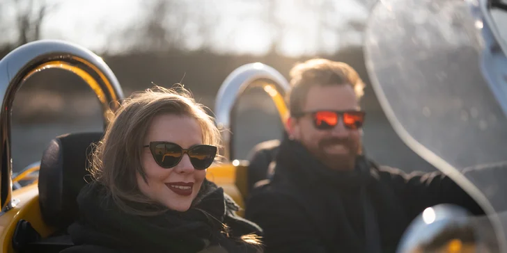 Pohodová vyjížďka: zapůjčení dvoumístného kabrioletu Roadster Kaipan 14 na 2 hod. i víkend