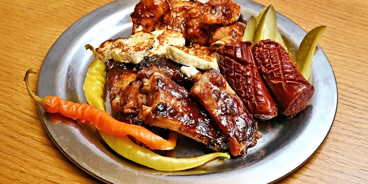 Degustační grill menu pro dva: žebírka, křidélka, přílohy i omáčky