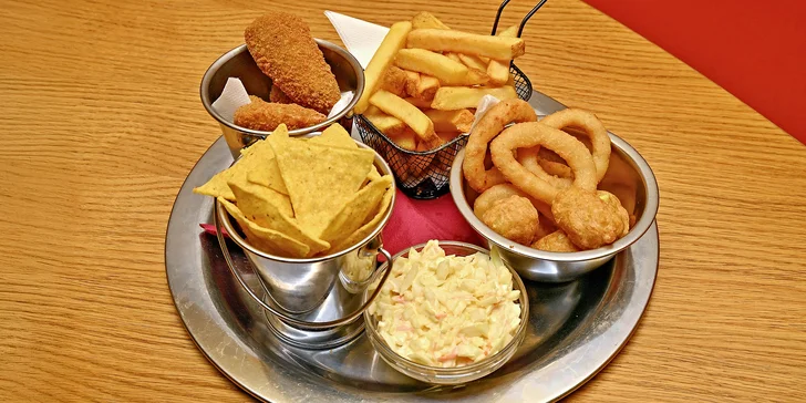 Degustační grill menu pro dva: žebírka, křidélka, přílohy i omáčky