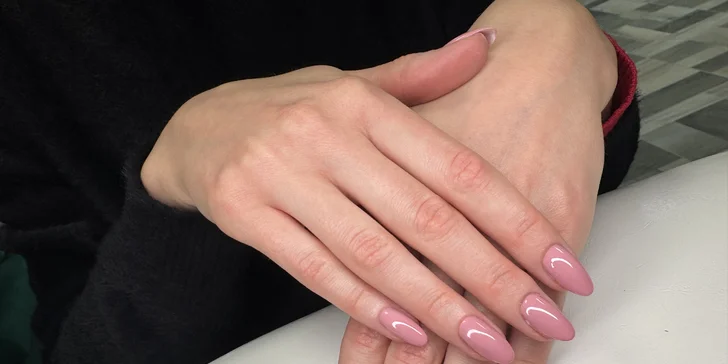 Manikúra či modeláž nehtů, pedikúra i možnost gel laku