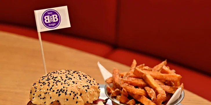 Královský burger na Karláku: 300 g masa, tekutý čedar, batátové hranolky a plzeň nebo limonáda