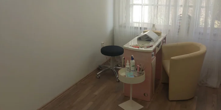 Pánská i dámská klasická manikúra, gel lak nebo nové gelové nehty či doplnění