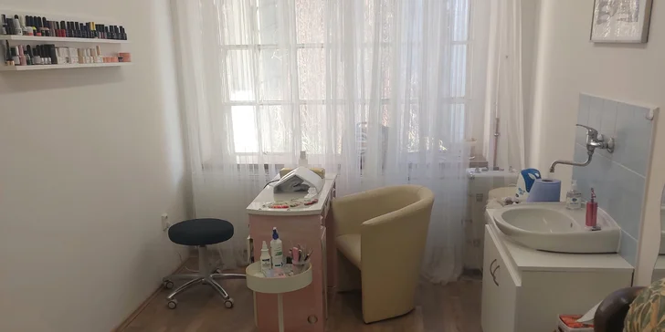 Pánská i dámská klasická manikúra, gel lak nebo nové gelové nehty či doplnění