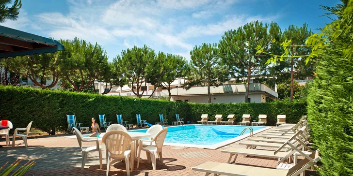 Letní dovolená v Itálii: hotel u pláže, bazén a plná penze s nápoji