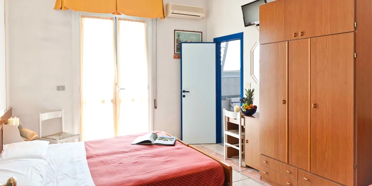 Letní dovolená v Itálii: hotel u pláže, bazén a plná penze s nápoji