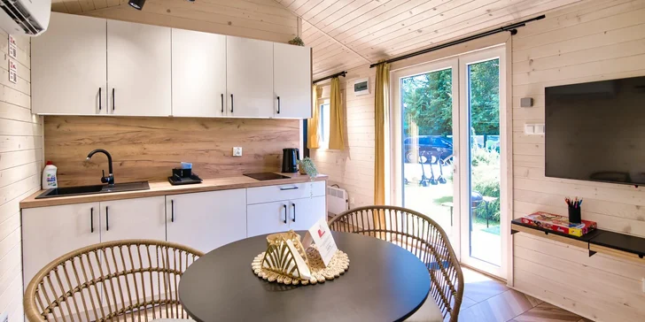 Rodinný resort u zábavního parku Energylandia: domky či kupole s terasou i vířivkou, bazény a snídaně