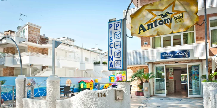 Letní dovolená v Itálii: hotel u pláže, bazén a plná penze s nápoji
