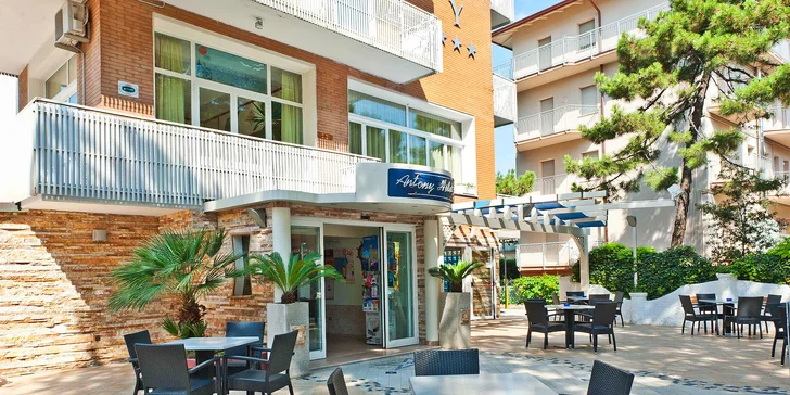 Letní dovolená v Itálii: hotel u pláže, bazén a plná penze s nápoji