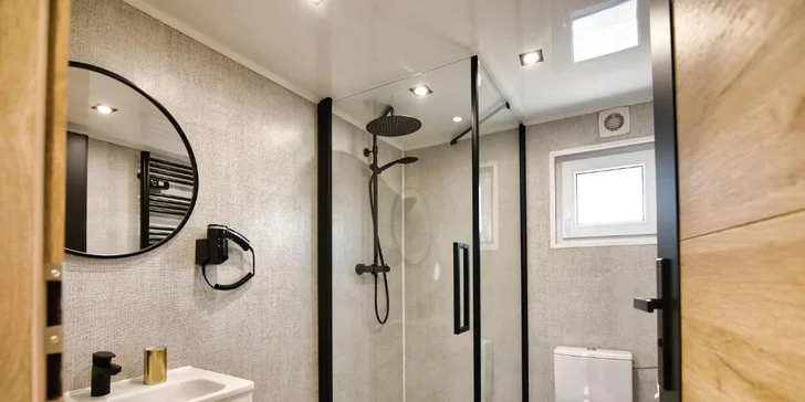 Designové domky v Zatoru jen 100 m od Energylandie: atrakce i SPA zóna přímo v objektu