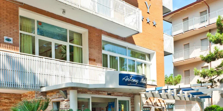 Letní dovolená v Itálii: hotel u pláže, bazén a plná penze s nápoji