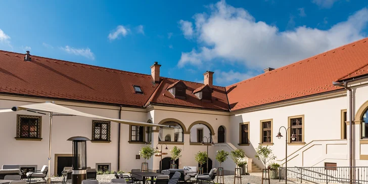 Zámecký hotel 15 km od Bratislavy: krásné apartmány, jídlo, pivní koupel i degustace vín s prohlídkou