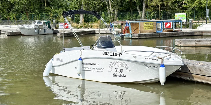 Zapůjčení motorového člunu na Baťově kanále: 8hod. plavba až pro 5 osob
