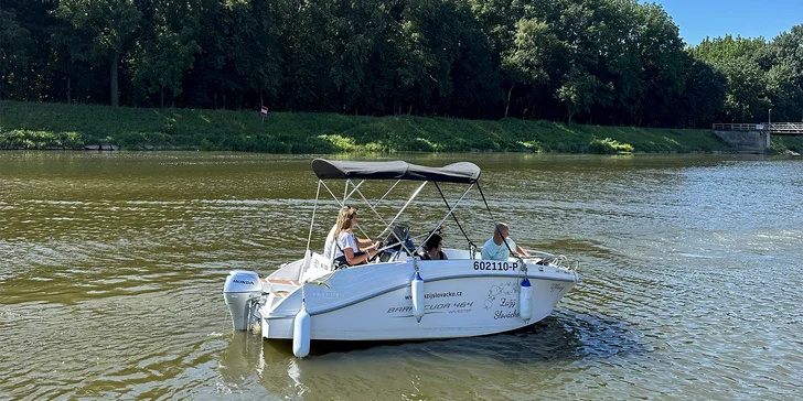 Zapůjčení motorového člunu na Baťově kanále: 8hod. plavba až pro 5 osob
