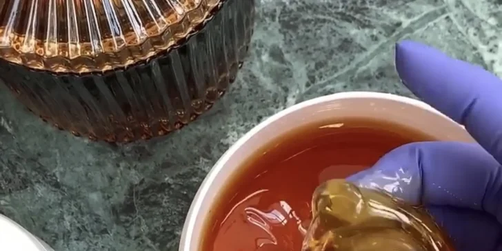 Depilace cukrovou pastou: podpaží, celé nohy i brazilka