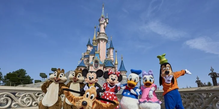Pohádkový výlet busem pro celou rodinu: den v pařížském Disneylandu, nové atrakce