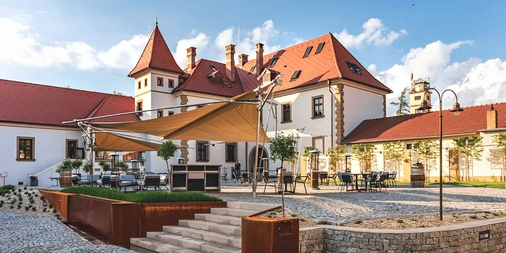 Zámecký hotel 15 km od Bratislavy: krásné apartmány, jídlo, pivní koupel i degustace vín s prohlídkou