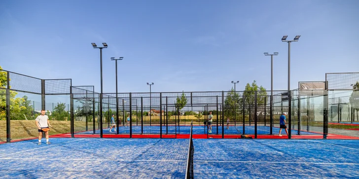 Zahrajte si beachvolejbal, tenis, pickleball nebo padel ve Sportparku