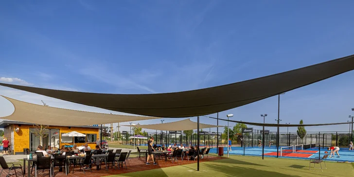 Zahrajte si beachvolejbal, tenis, pickleball nebo padel ve Sportparku