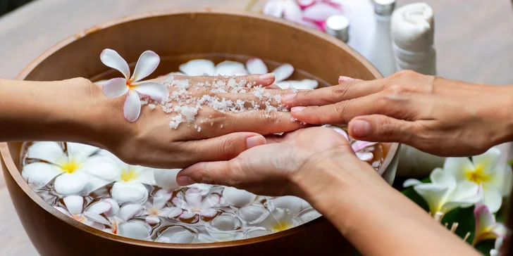 Dokonalá péče o nohy nebo ruce: masáž, peeling, maska i rybky Garra Rufa