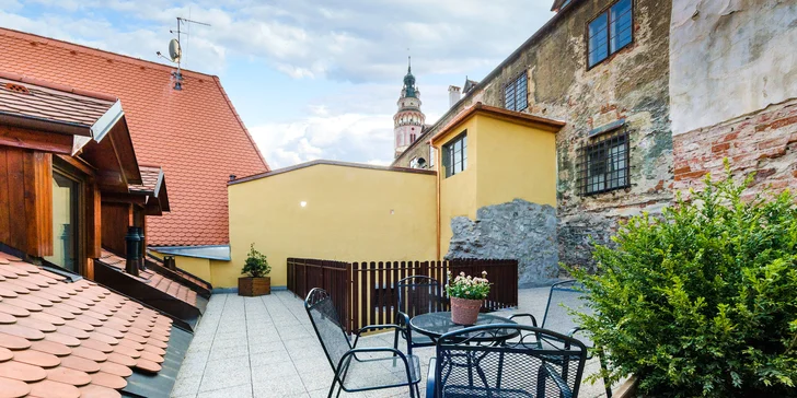 Ubytování jen pár kroků od krumlovského zámku: na výběr apartmán i pokoj s terasou