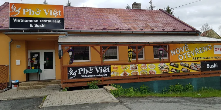 Asijské menu podle výběru: restované nudle, krevety v tempuře i kuřecí stripsy