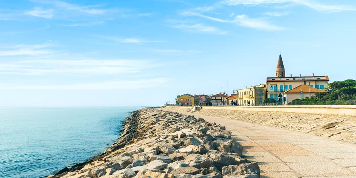 Léto v Caorle: hotel v klidné části u pláže a se snídaní, noc zdarma