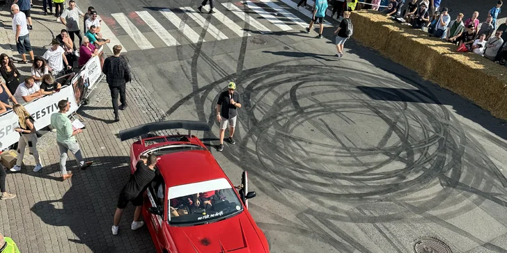 Driftování v závodním speciálu s mistrem ČR Helebrandtem pro 1 osobu