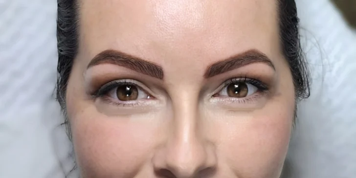 Permanentní make-up dle výběru: pudrové obočí, oční linky i plné rty